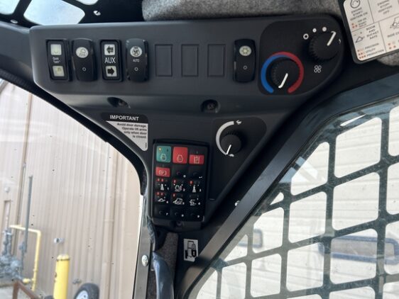 2022 John Deere 331G - Image 10