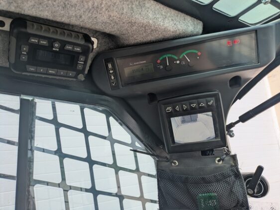 2017 John Deere 333G - Image 9