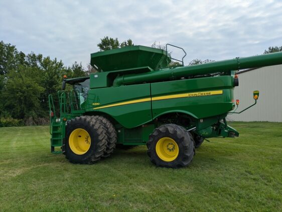 2015 John Deere S690 - Image 2