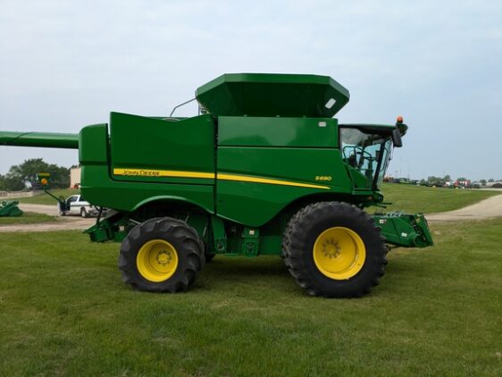 2015 John Deere S690 - Image 5
