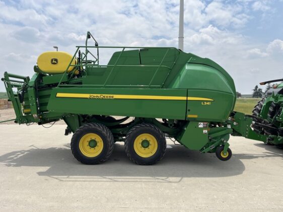 2022 John Deere L341 - Image 8