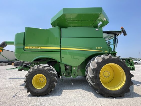2017 John Deere S690 - Image 3