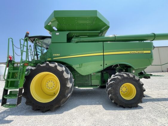 2017 John Deere S690 - Image 2