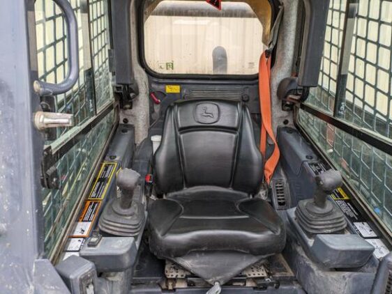 2018 John Deere 333G - Image 6