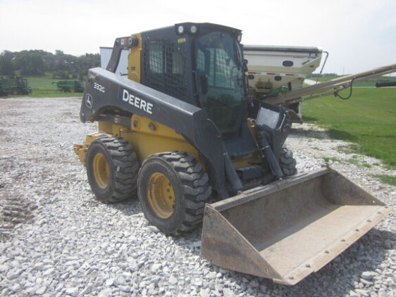 2017 John Deere 332G