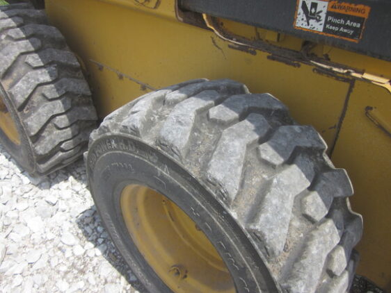 2017 John Deere 332G - Image 13