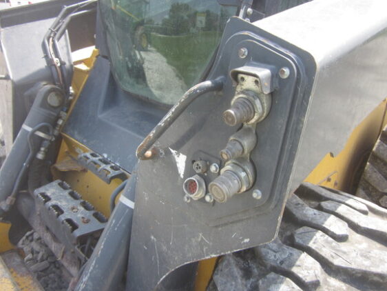 2017 John Deere 332G - Image 9