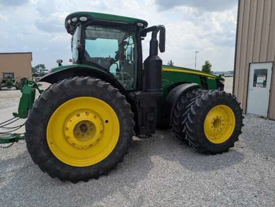 2020 John Deere 8320R - Image 3