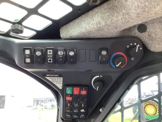 2016 John Deere 333E - Image 10