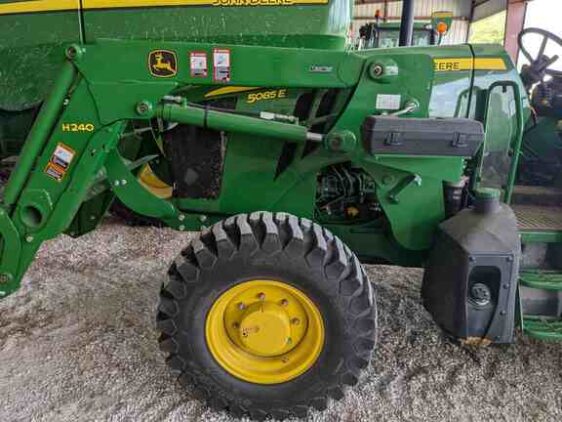 2015 John Deere 5085E - Image 3