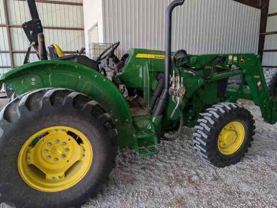 2015 John Deere 5085E - Image 2