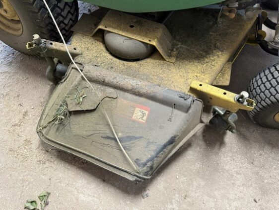 2017 John Deere X734 - Image 6
