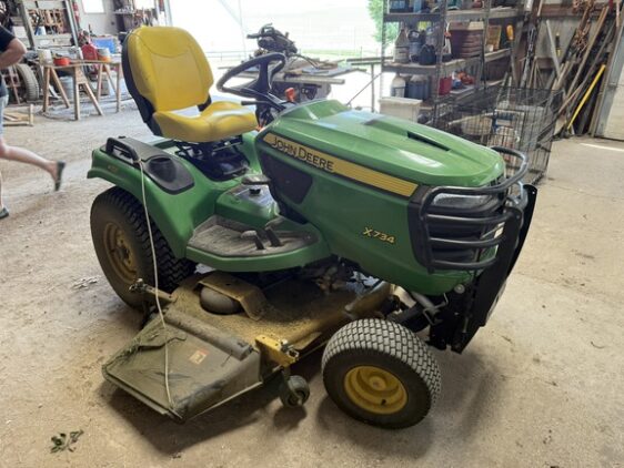 2017 John Deere X734 - Image 5