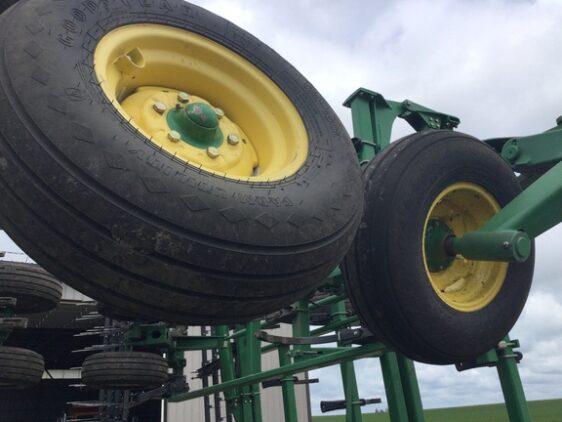 2011 John Deere 2210 - Image 11
