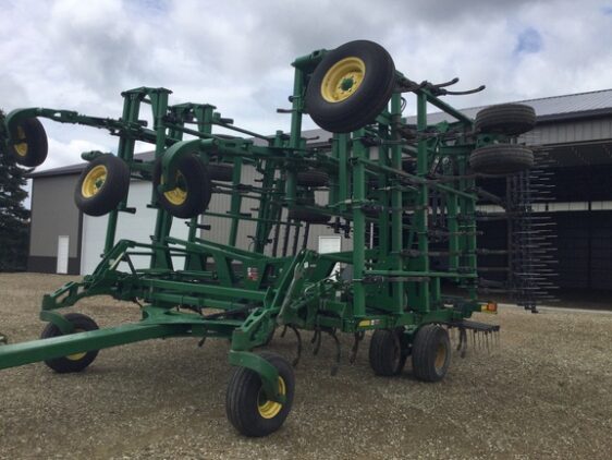 2011 John Deere 2210 - Image 2