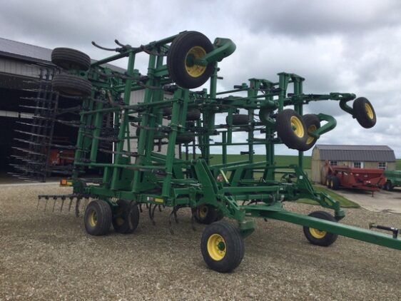 2011 John Deere 2210