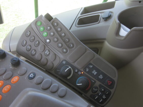 2015 John Deere S680 - Image 8