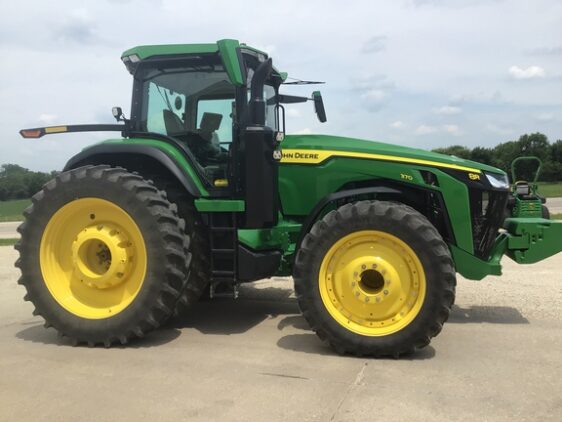 2022 John Deere 8R 370 - Image 2