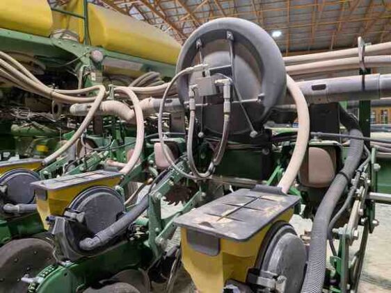 2015 John Deere 1775NT - Image 14