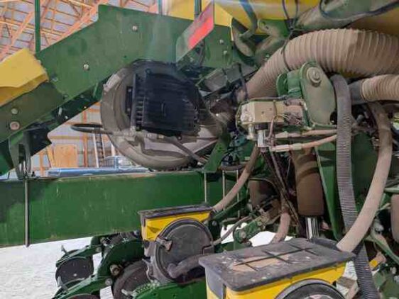 2015 John Deere 1775NT - Image 17