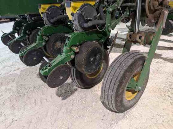 2015 John Deere 1775NT - Image 24
