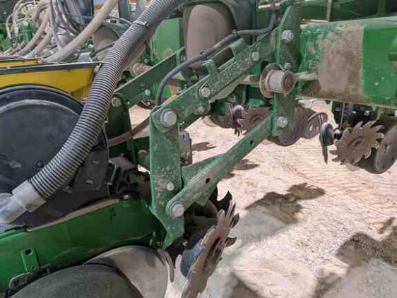 2015 John Deere 1775NT - Image 31