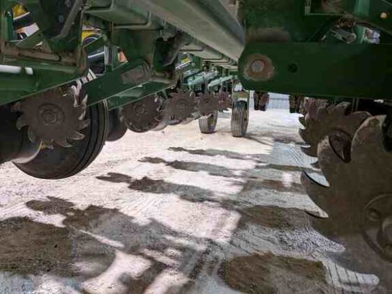 2015 John Deere 1775NT - Image 12