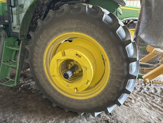 2009 John Deere 7230 Cab - Image 44