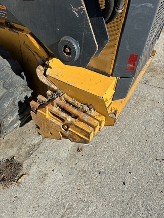 2017 John Deere 332G - Image 4